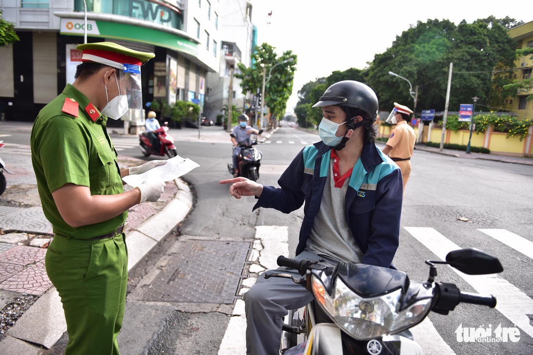 TP.HCM: Nhiều người phải quay đầu xe vì ‘giấy thông hành’ không hợp lệ - Ảnh 7. TP.HCM: Nhiều người phải quay đầu xe vì ‘giấy thông hành’ không hợp lệ - Ảnh 7.
