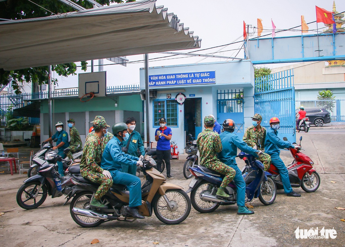 Bộ đội ngồi vỉa hè, ăn cơm hộp... tất tả đi chợ cho bà con mình - Ảnh 10.