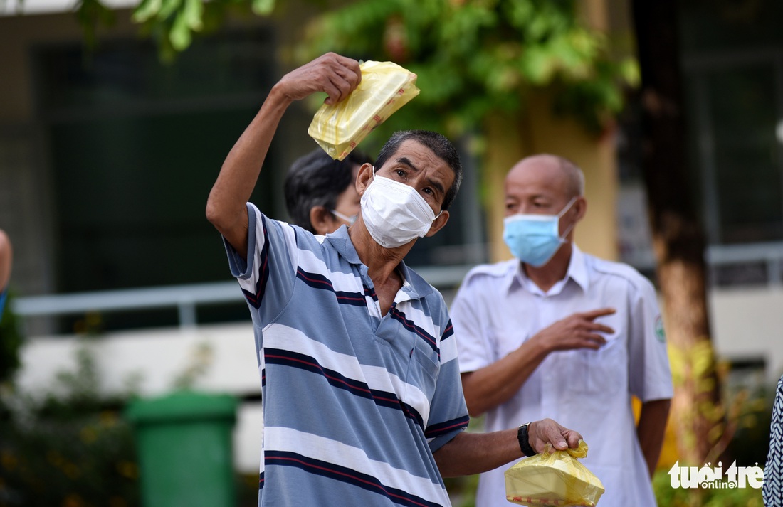 Bệnh viện mở nhạc, F0 hào hứng tập thể dục, ai cũng vui vẻ, lạc quan - Ảnh 8.