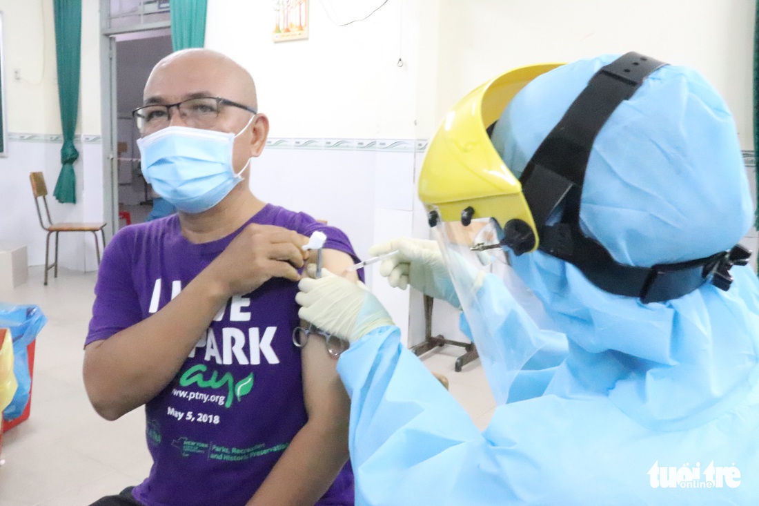 Người dân Gò Vấp đi tiêm vắc xin trong đêm - Ảnh 2. Người dân Gò Vấp đi tiêm vắc xin trong đêm - Ảnh 2.