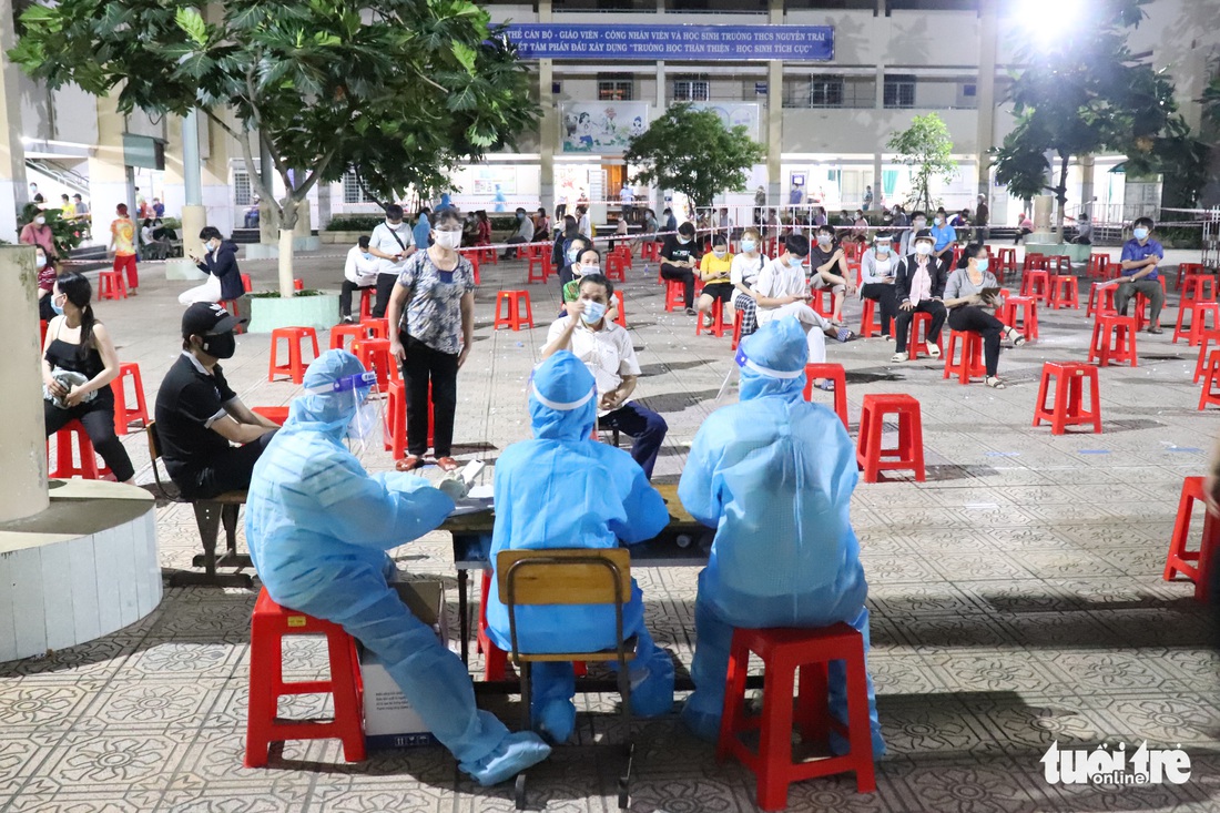 Người dân Gò Vấp đi tiêm vắc xin trong đêm - Ảnh 1. Người dân Gò Vấp đi tiêm vắc xin trong đêm - Ảnh 1.