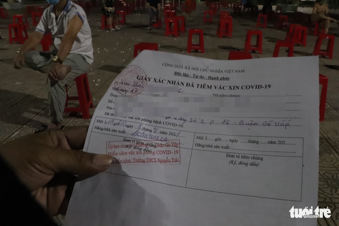 Người dân Gò Vấp đi tiêm vắc xin trong đêm - Ảnh 3. Người dân Gò Vấp đi tiêm vắc xin trong đêm - Ảnh 3.