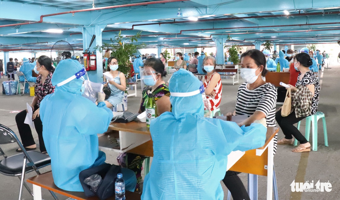 Người dân Gò Vấp đi tiêm vắc xin trong đêm - Ảnh 4. Người dân Gò Vấp đi tiêm vắc xin trong đêm - Ảnh 4.