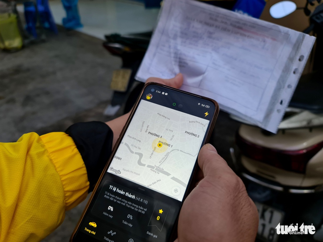 Shipper đi xét nghiệm từ tờ mờ sáng, vui mừng vì ‘âm tính’, bật app nhận đơn - Ảnh 9.