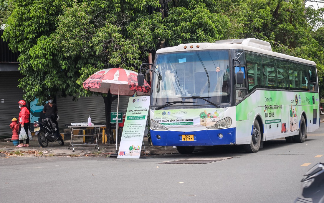 Xe buýt tháo ghế, thành siêu thị mini di động - Ảnh 6.