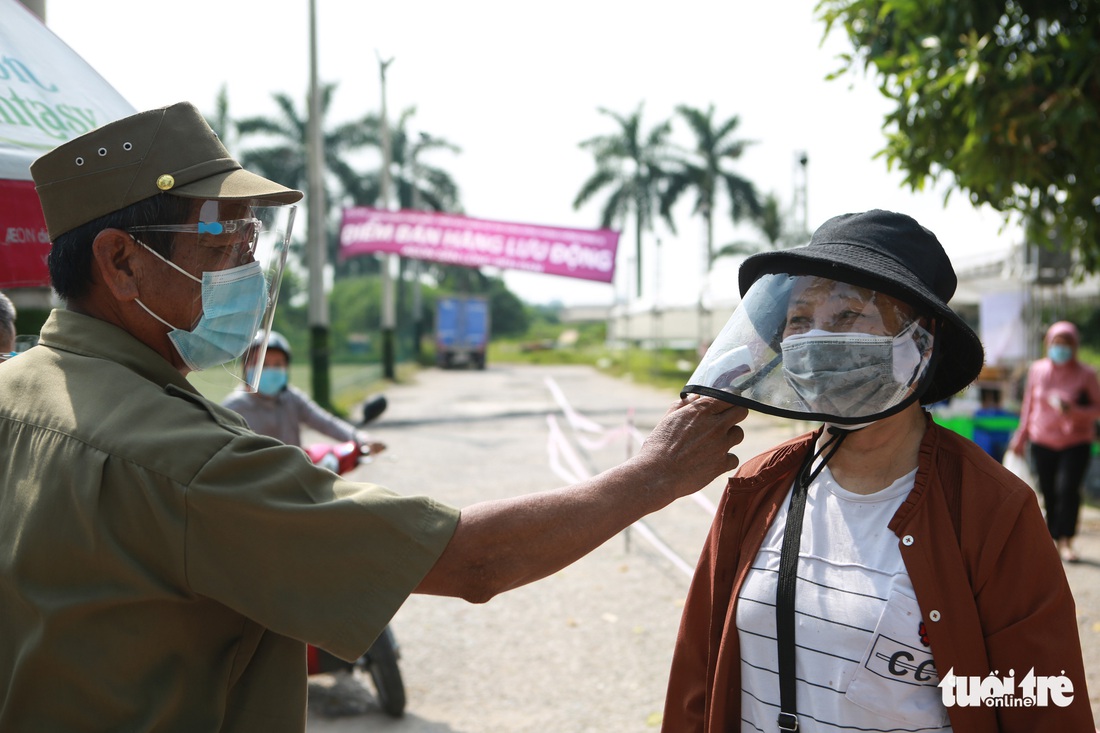 ‘Chợ lưu động’ giúp người Hà Nội trong thời gian giãn cách - Ảnh 4.