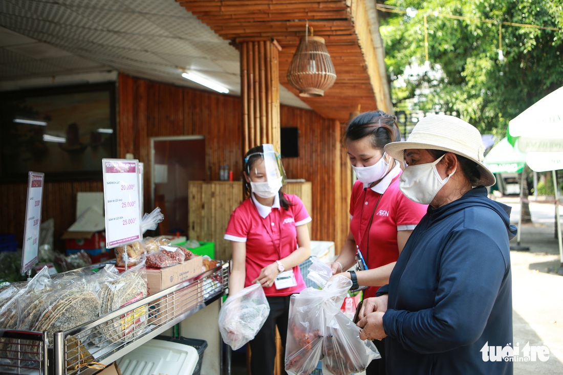 ‘Chợ lưu động’ giúp người Hà Nội trong thời gian giãn cách - Ảnh 2.