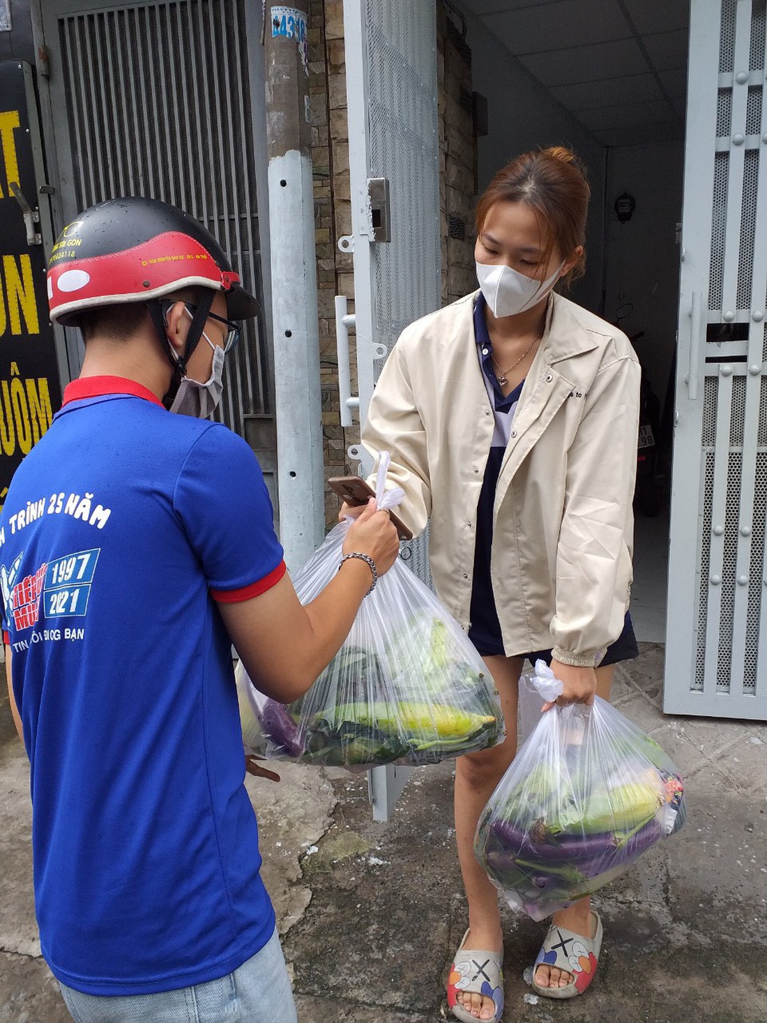 Nhiều đại học tặng thực phẩm, nấu ăn miễn phí cho sinh viên trong dịch COVID-19 - Ảnh 5.