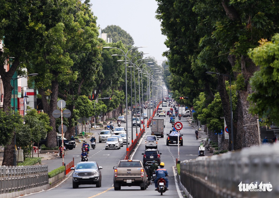 TP.HCM: Xe cộ còn đông vào giờ cao điểm - Ảnh 4.