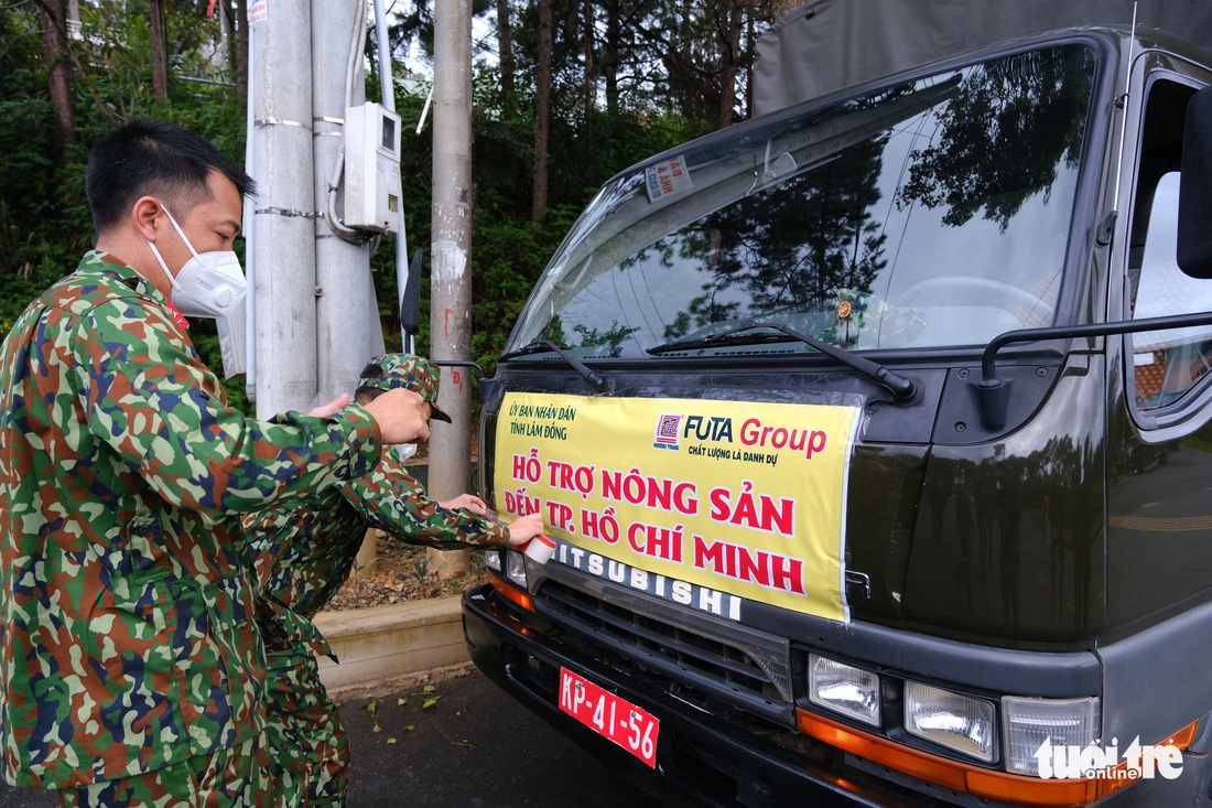 Lâm Đồng hào phóng, tặng rau nguyên vườn, chở rau bằng xe giường nằm máy lạnh đến TP.HCM - Ảnh 6.