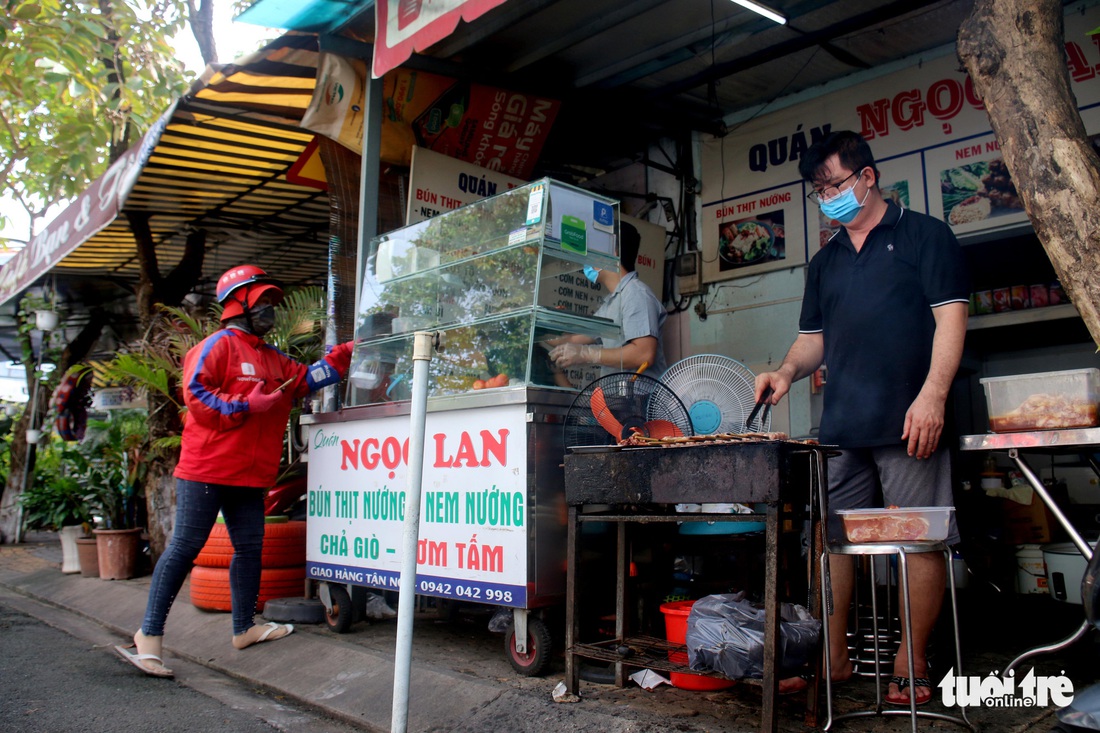 Người đầy đơn, kẻ ế ẩm trong ngày đầu thí điểm ‘bình thường mới’ ở TP.HCM - Ảnh 1.