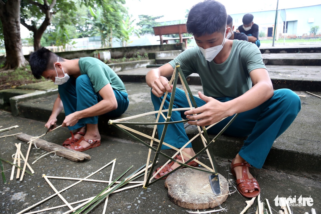 Bộ đội chẻ tre làm lồng đèn tặng trẻ em khó khăn, mồ côi vui Trung thu - Ảnh 1.