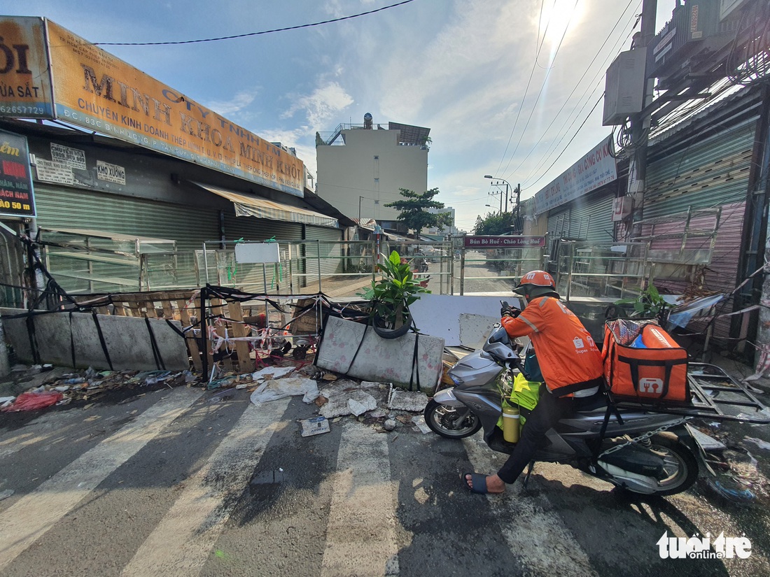 TP.HCM: Nhiều nơi vẫn rào chắn bít bùng 3 lớp, chờ có chỉ đạo mới tháo dỡ - Ảnh 3.