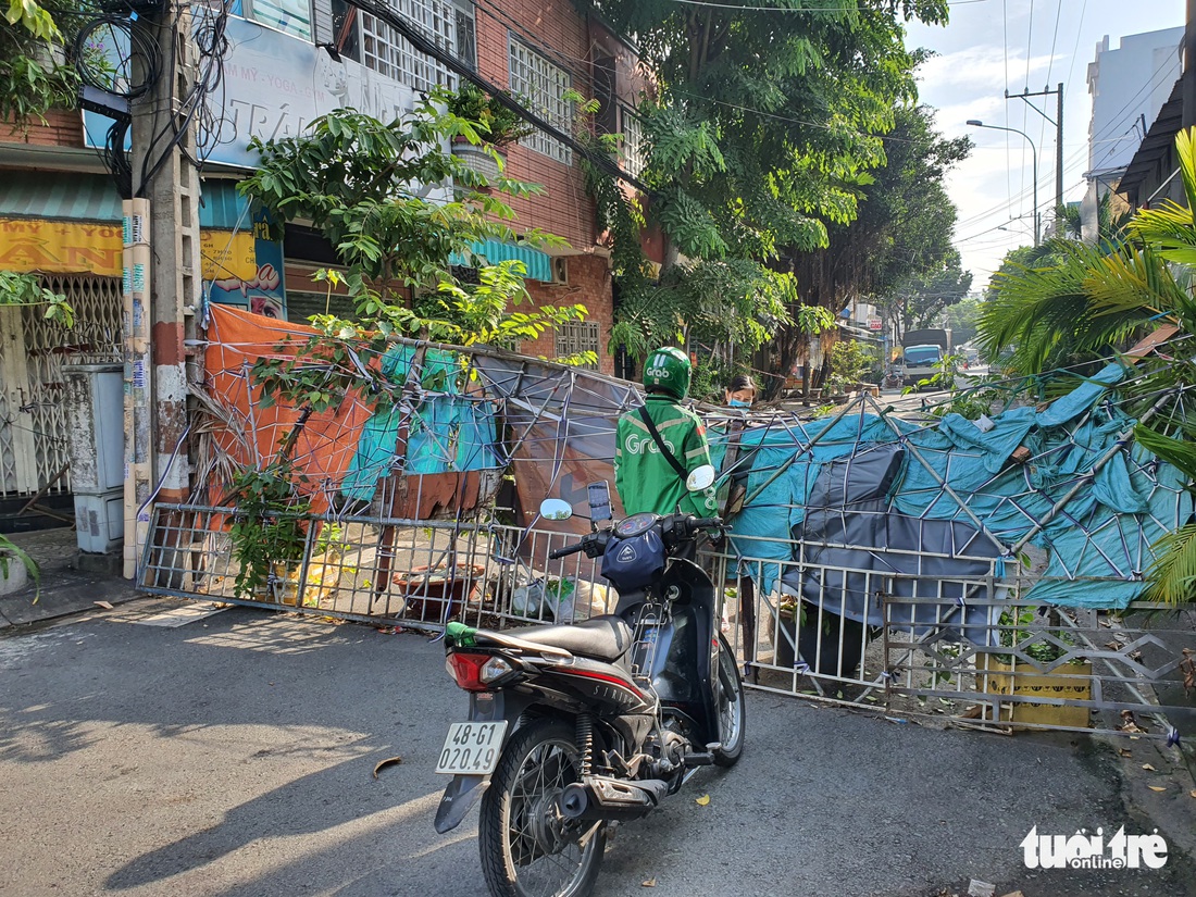 TP.HCM: Nhiều nơi vẫn rào chắn bít bùng 3 lớp, chờ có chỉ đạo mới tháo dỡ - Ảnh 4.