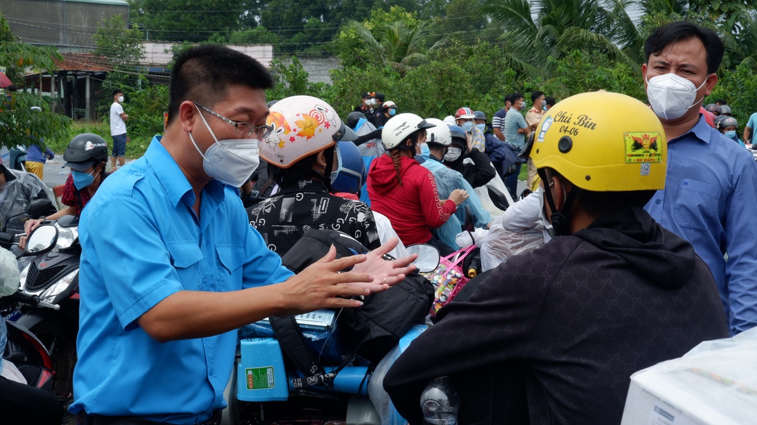 Hơn ngàn người muốn về ùn ứ giữa đường, lãnh đạo Long An ra đối thoại - Ảnh 5.