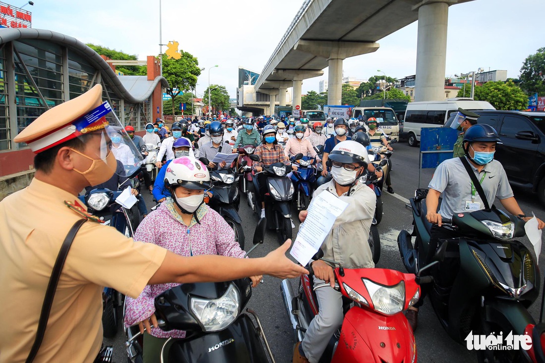 Hà Nội ngày đầu phân vùng chống dịch: Chưa áp dụng giấy đi đường mới, vẫn bị ùn ứ - Ảnh 10.