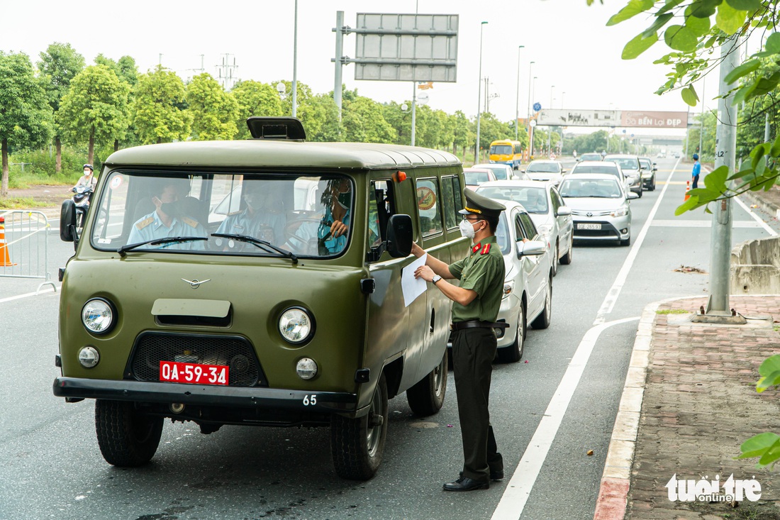 Hà Nội ngày đầu phân vùng chống dịch: Chưa áp dụng giấy đi đường mới, vẫn bị ùn ứ - Ảnh 3.