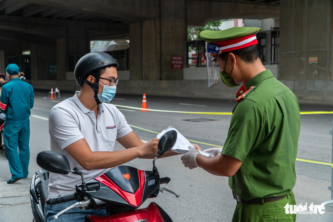 Người dân Hà Nội đỡ áp lực vì giấy đi đường cũ còn dùng được - Ảnh 4.