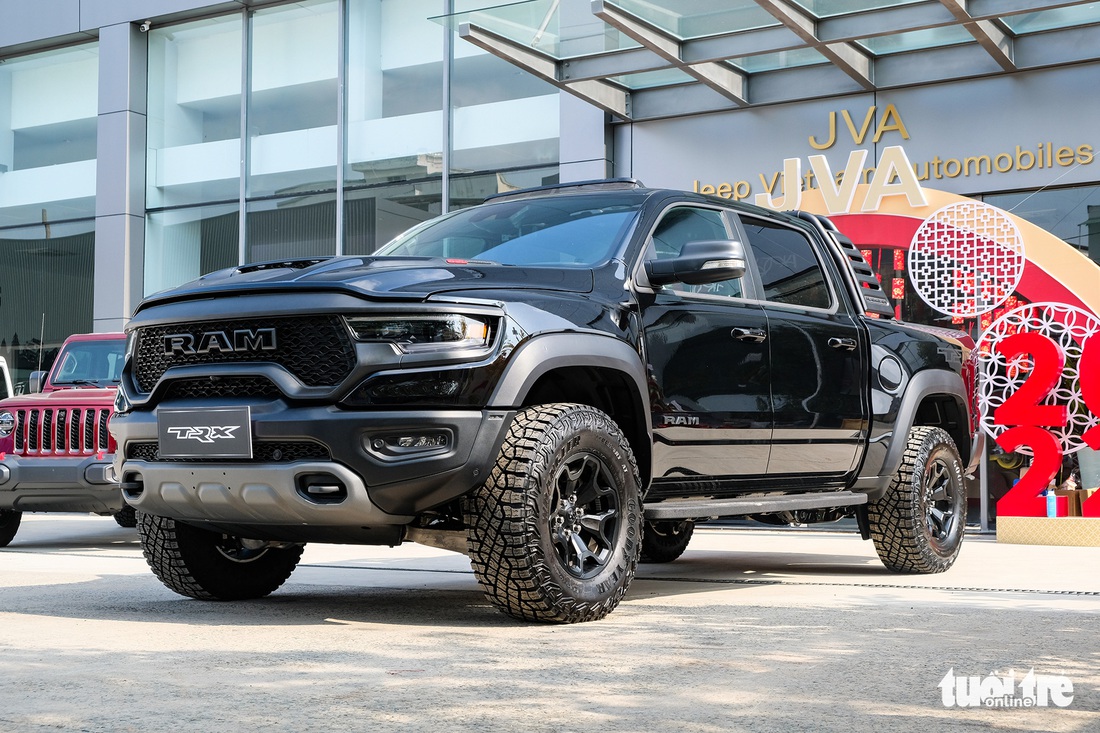 RAM 1500 TRX - bán tải mạnh nhất, đắt nhất Việt Nam giá 7,9 tỉ đồng - Ảnh 1.