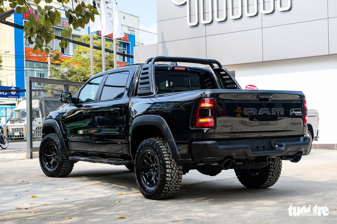 RAM 1500 TRX - bán tải mạnh nhất, đắt nhất Việt Nam giá 7,9 tỉ đồng - Ảnh 2.