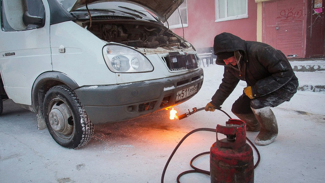 Lái xe ở xứ mùa đông khắc nghiệt: Nổ máy cả ngày, đắp chăn cho... động cơ - Ảnh 4.