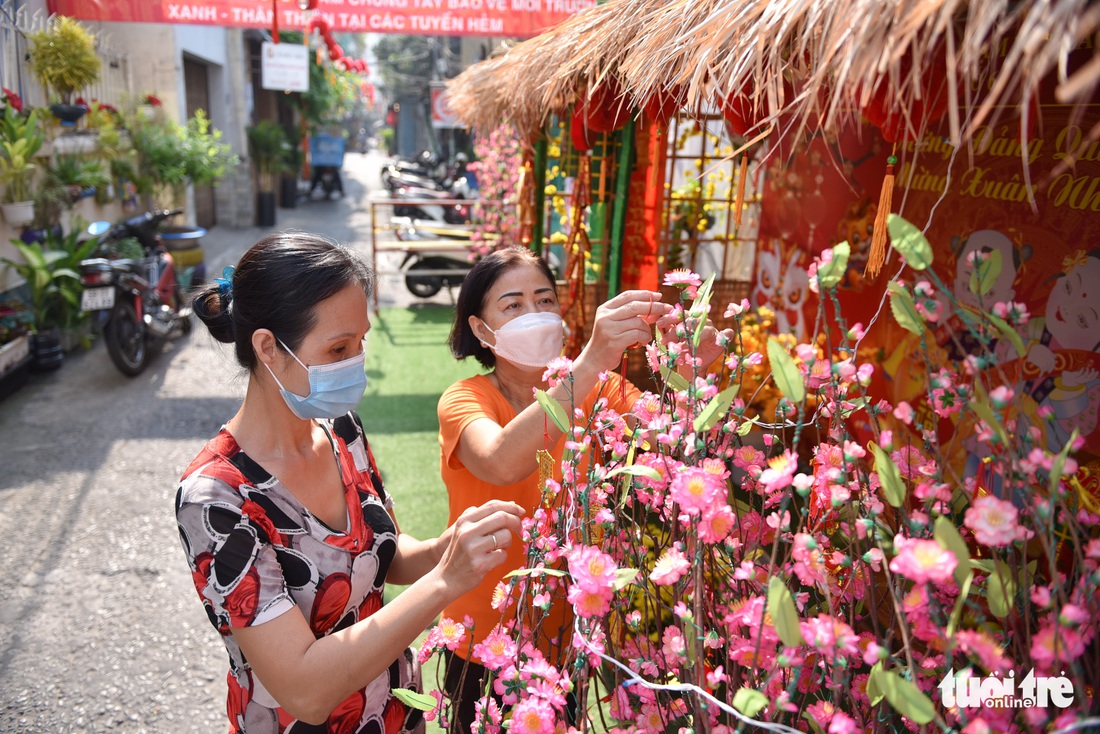 Hẻm Sài Gòn thay áo mới đón Tết Nhâm Dần - Ảnh 1.