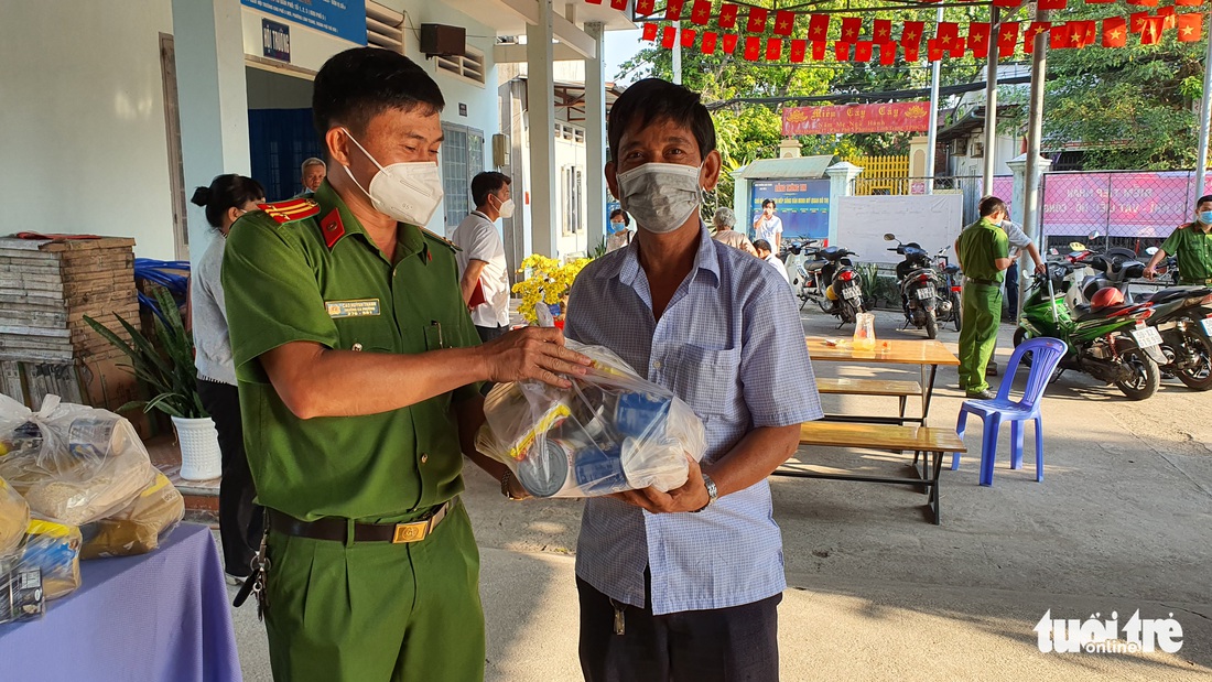 Mang hàng nóng nộp công an đổi quà dịp Tết - Ảnh 5.