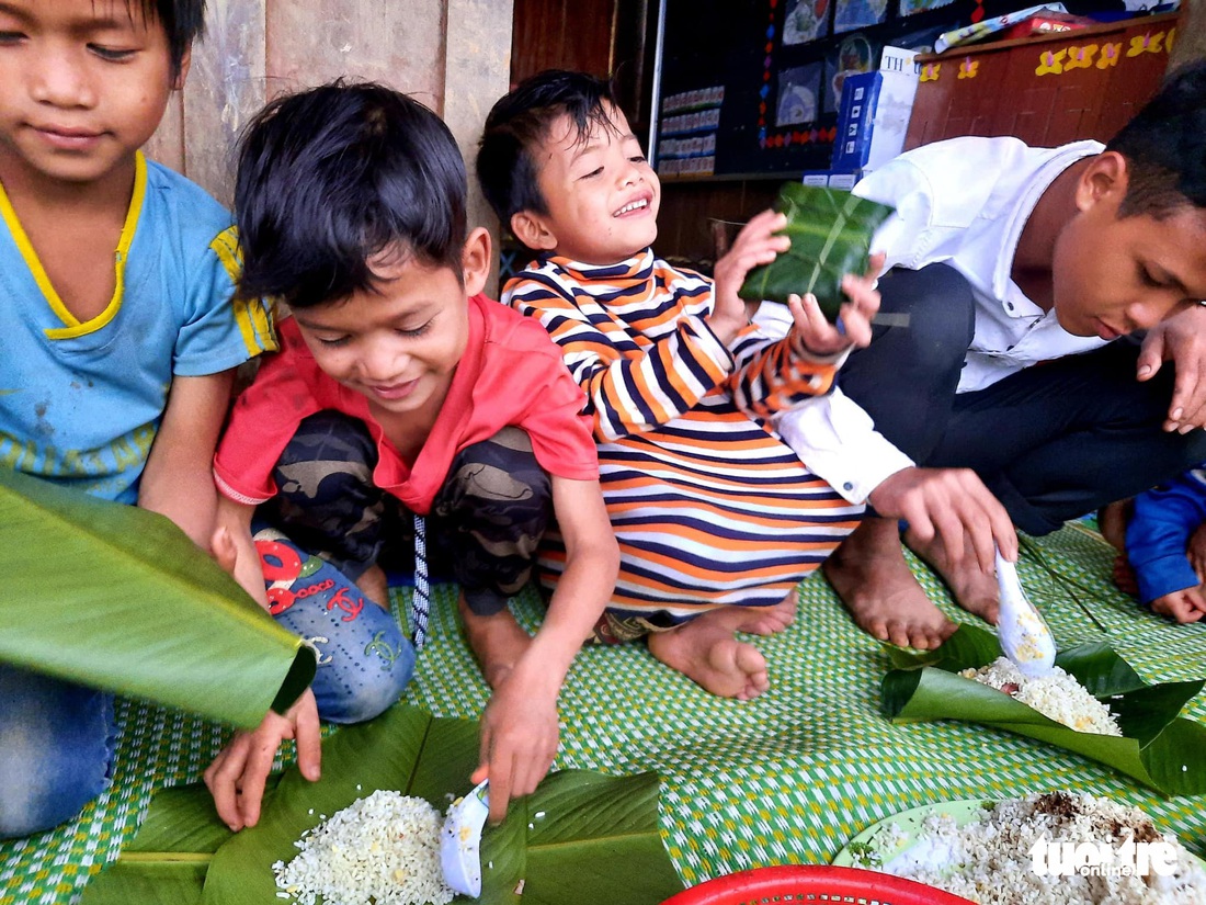 Học sinh nhỏ vùng cao được học gói bánh chưng, ăn cà ri ngày Tết - Ảnh 3.