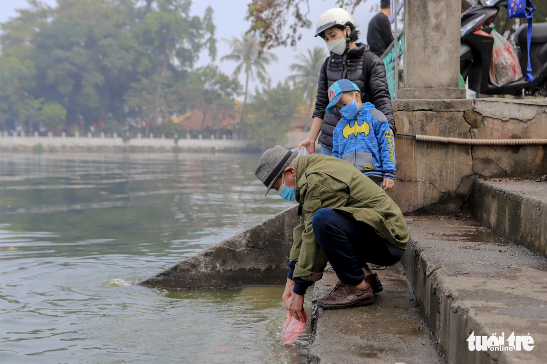 Chưa đến ngày ông Táo, nhiều người Hà Nội đã thả cá chép - Ảnh 5.