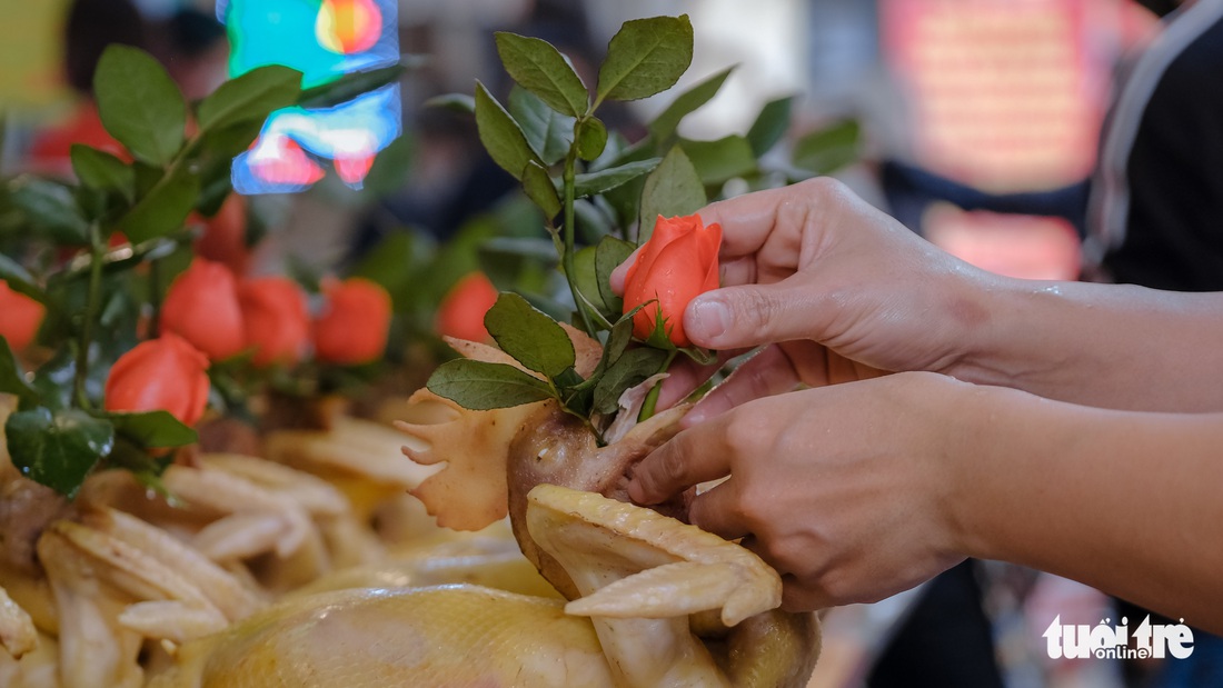 Ngày ông Công ông Táo, gà ngậm hoa hồng đắt khách khu phố cổ Hà Nội - Ảnh 5.