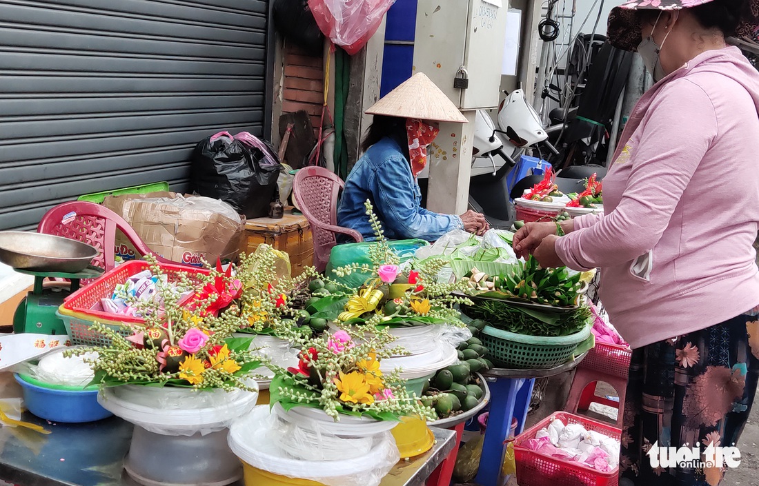 TP.HCM: Trái cây, chè trôi nước, vàng mã đắt hàng, giá chỉ nhích nhẹ - Ảnh 3.