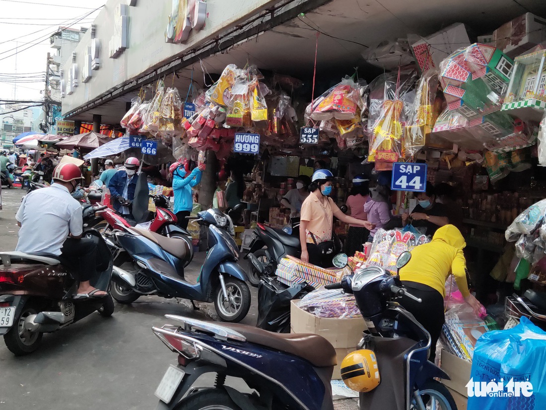 TP.HCM: Trái cây, chè trôi nước, vàng mã đắt hàng, giá chỉ nhích nhẹ - Ảnh 1.