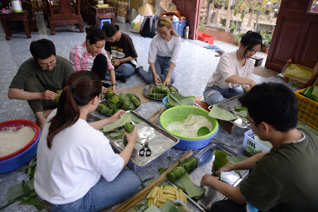 Vừa ngơi tay, y bác sĩ tuyến đầu xúm xít gói bánh tét, bánh chưng tặng người nghèo - Ảnh 1.