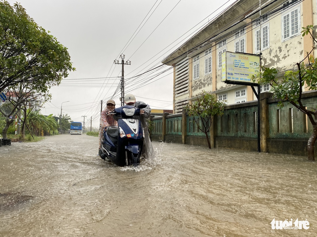 Quảng Nam mưa trắng trời, hai người dân mất tích khi vượt sông - Ảnh 8.