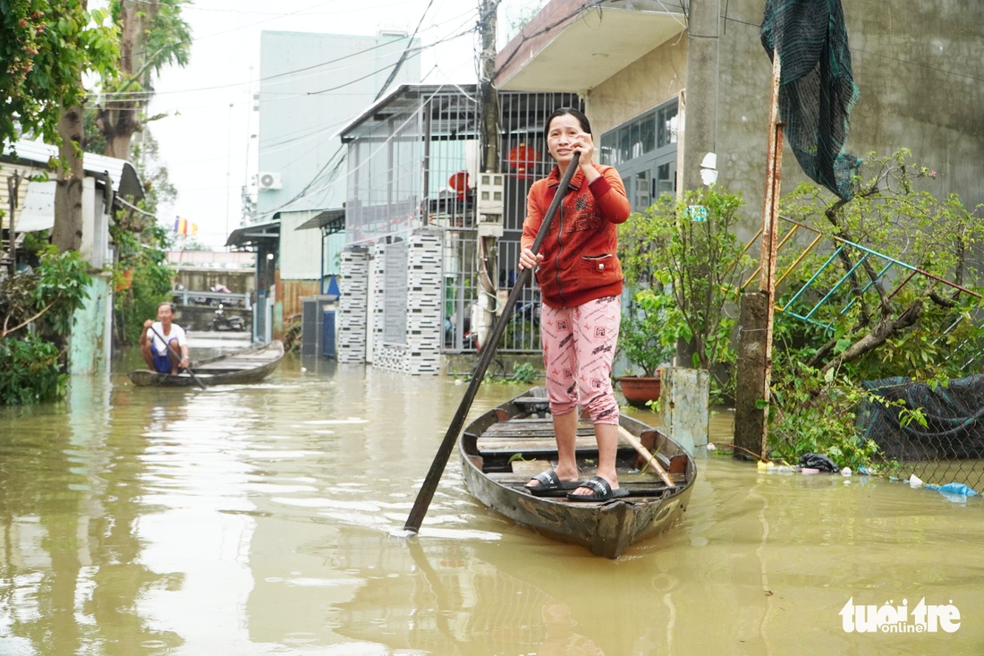 Nước sông dâng cao, dân Quảng Nam lại vất vả chạy lũ - Ảnh 7.