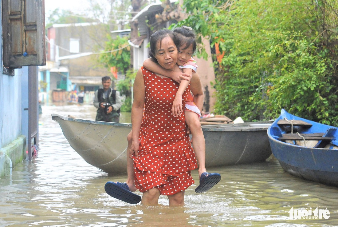 Nước sông dâng cao, dân Quảng Nam lại vất vả chạy lũ - Ảnh 8.