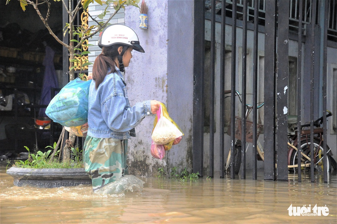 Nước sông dâng cao, dân Quảng Nam lại vất vả chạy lũ - Ảnh 10.