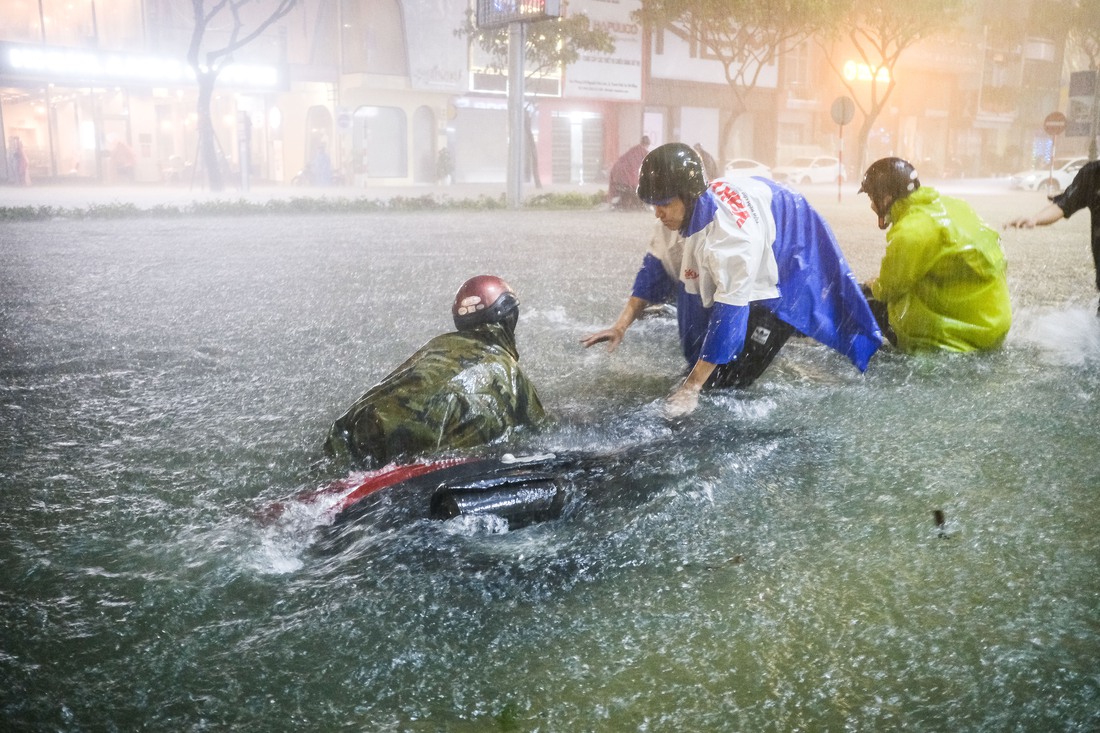 Mưa như trút nước, người Đà Nẵng lội nước từ trong nhà ra ngoài đường - Ảnh 3.