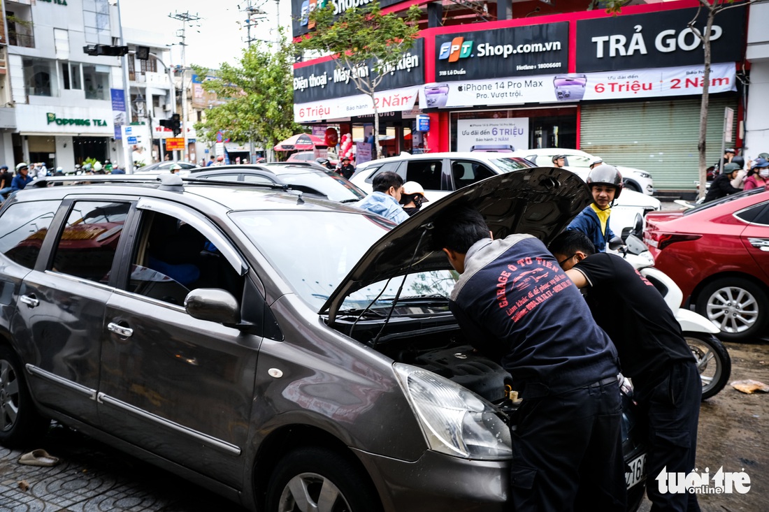 Sau lũ ô tô ngập nước đầy đường, bảo hiểm trả chi phí sửa chữa ra sao? - Ảnh 1.