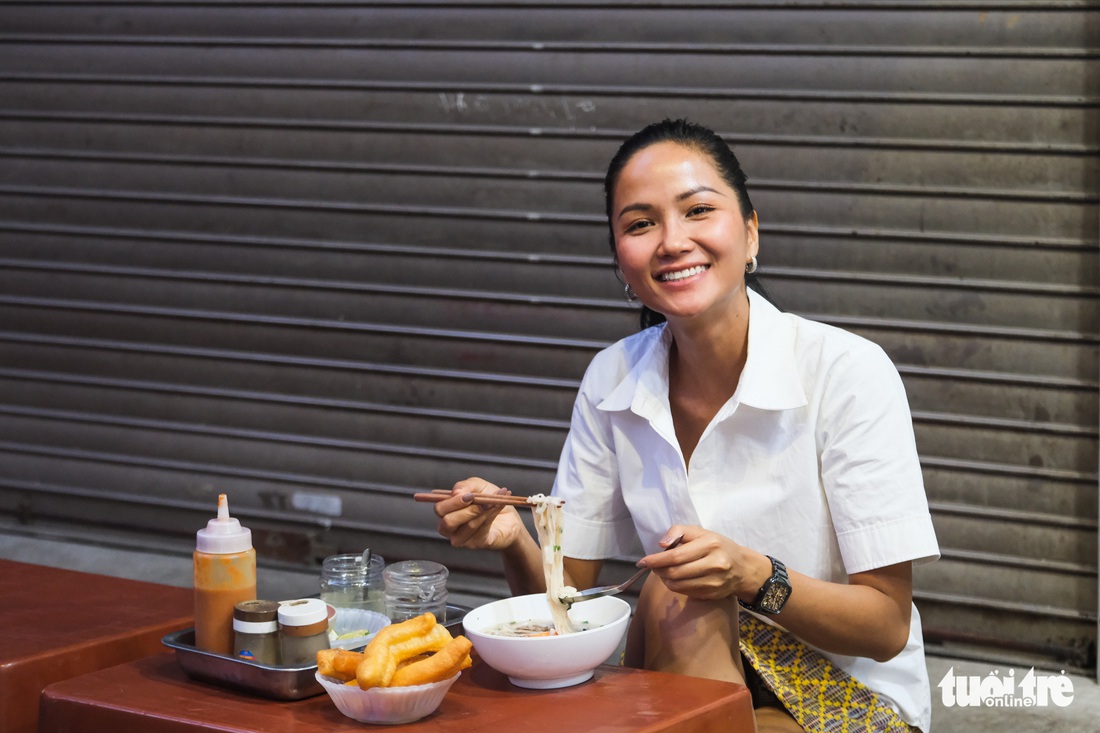 Hoa hậu HHen Niê cùng Phở xuống phố thưởng thức quán phở đêm độc đáo nhất Hà Nội - Ảnh 1.