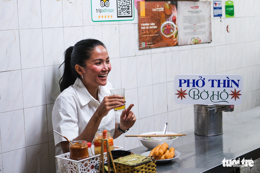 Hoa hậu HHen Niê cùng Phở xuống phố thưởng thức quán phở đêm độc đáo nhất Hà Nội - Ảnh 10.