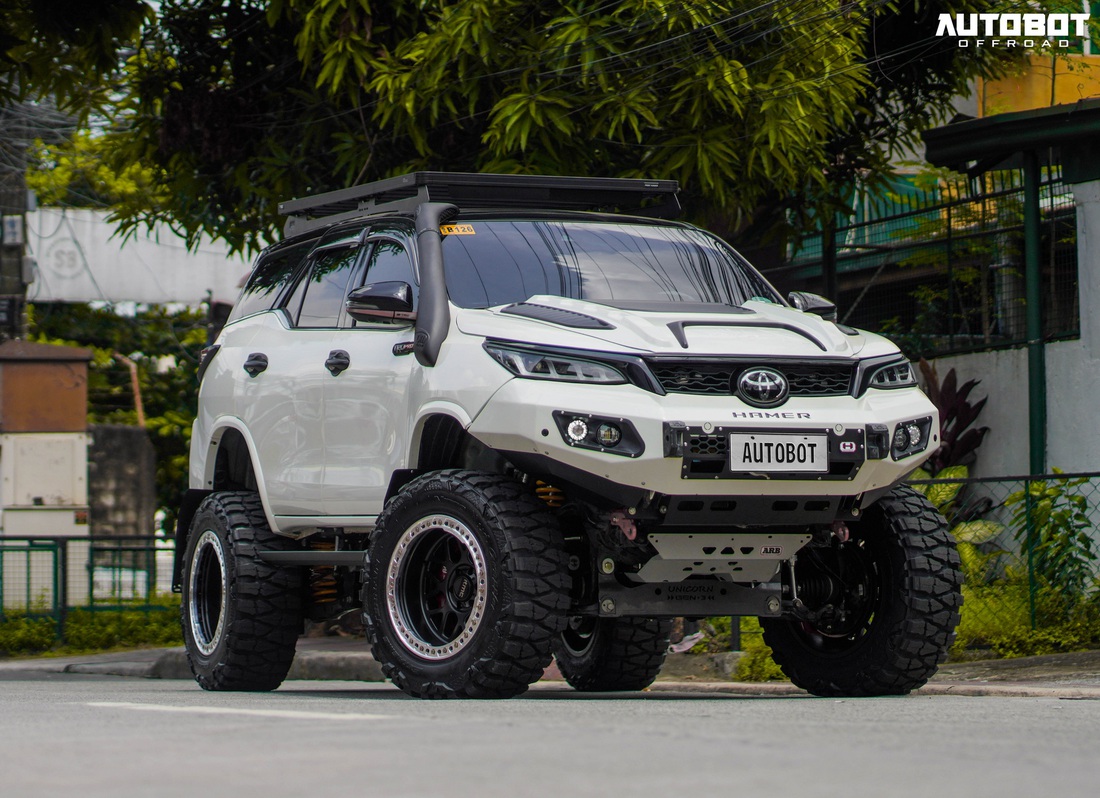 Toyota Fortuner độ hầm hố, biến thành ‘quái vật offroad’, ghế như siêu xe - Ảnh 1.