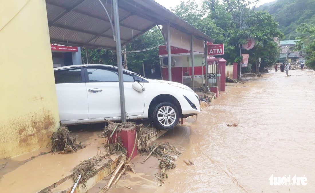 Lũ quét làm trôi ô tô, tràn đất đá vào ngân hàng, nhà cửa - Ảnh 8.