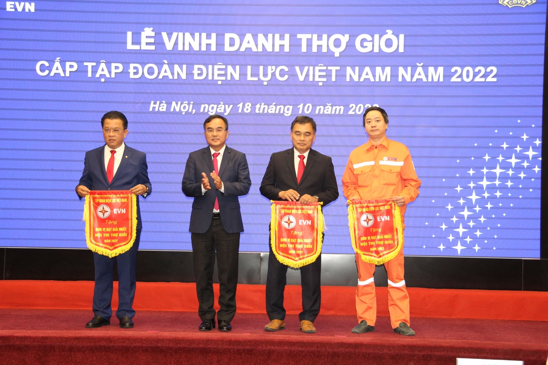 Vinh danh Thợ giỏi cho 12 công nhân EVNCPC - Ảnh 2.