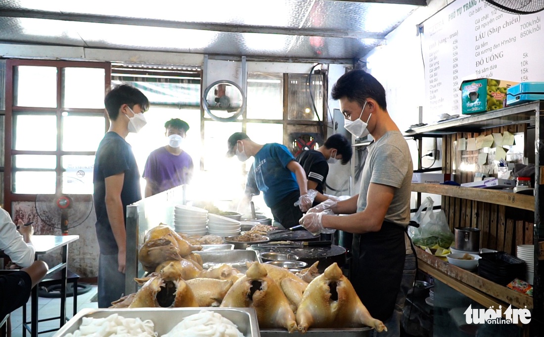 Phở Mông xuống phố Hà thành, bánh phở tự tráng lá chanh nhà trồng - Ảnh 3.