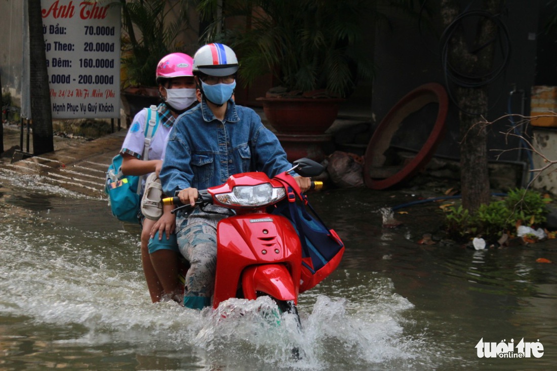 Triều cường lên đỉnh lại đúng giờ tan tầm - Ảnh 9.