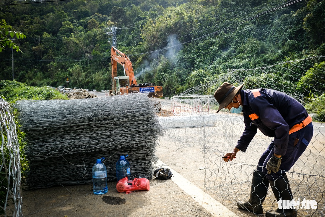 Khẩn trương khắc phục sạt lở đường lên bán đảo Sơn Trà, nối lại hoạt động tham quan - Ảnh 2.