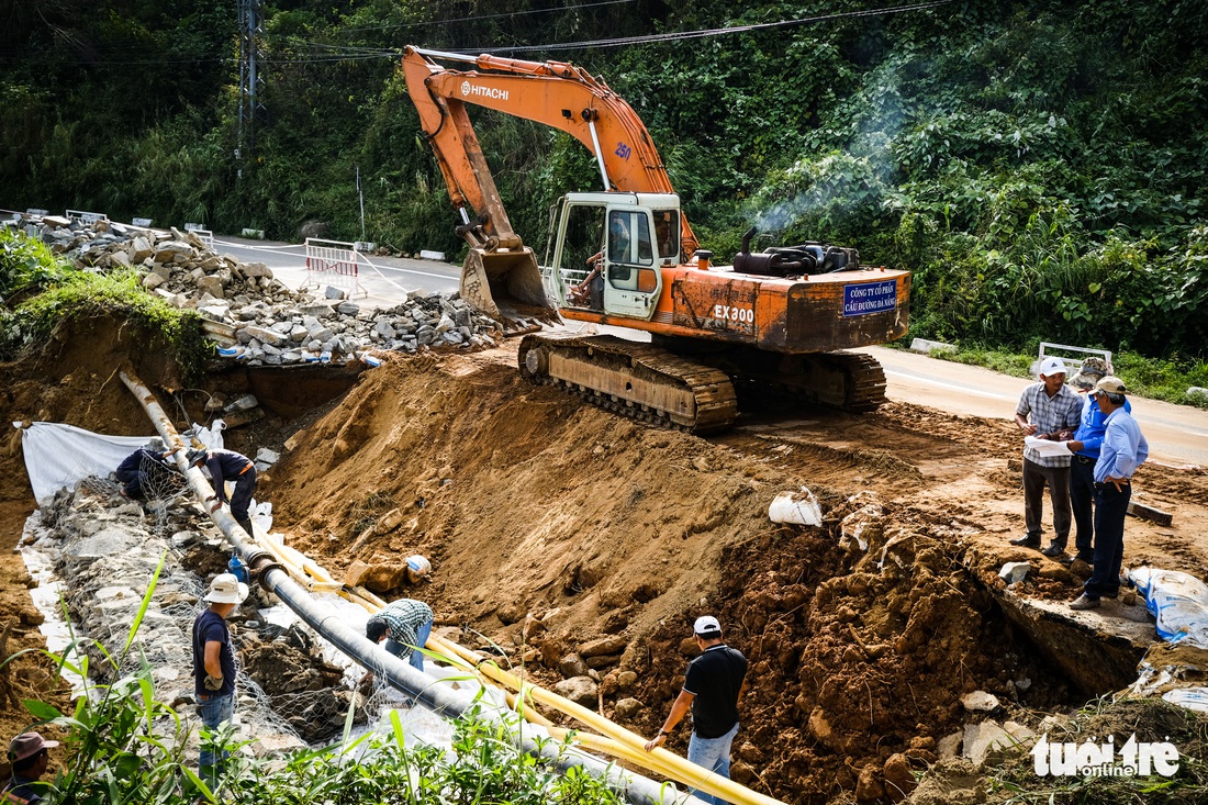 Khẩn trương khắc phục sạt lở đường lên bán đảo Sơn Trà, nối lại hoạt động tham quan - Ảnh 1.