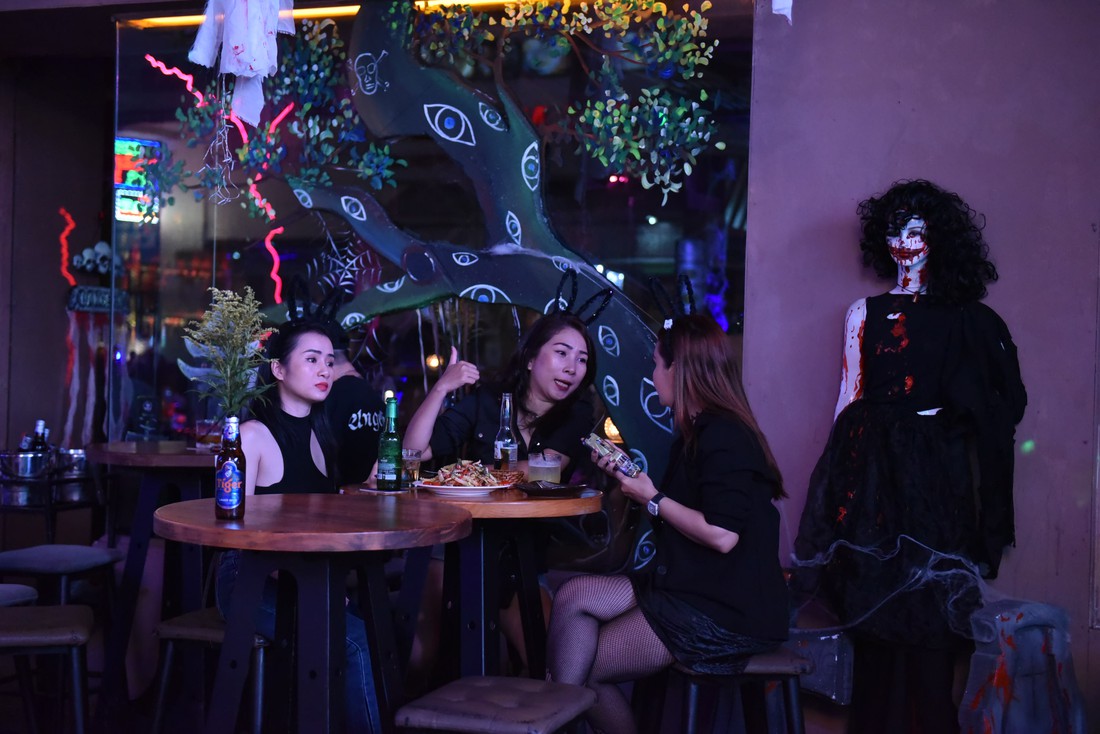 Bạn trẻ TP.HCM xuống phố dạo chơi Halloween dịp cuối tuần - Ảnh 7.