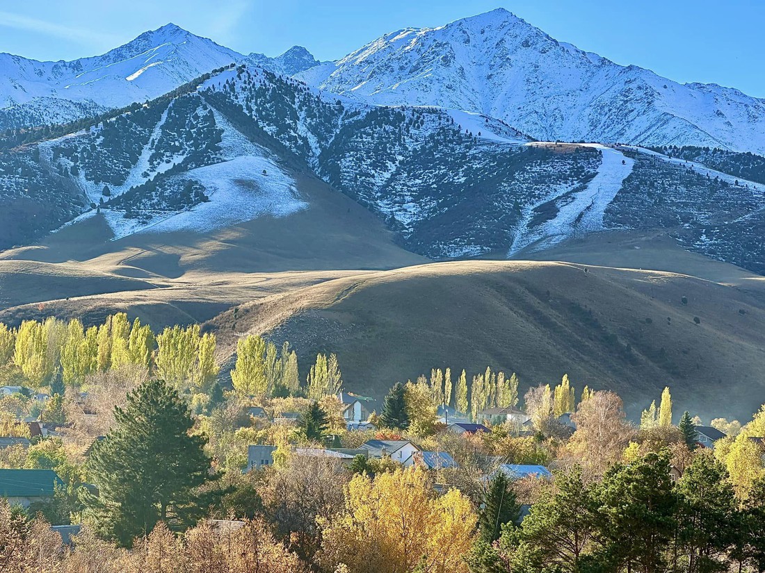 Theo chân du khách Việt ngắm thu vàng trên con đường tơ lụa từ Kazakhstan đến Kyrgyzstan - Ảnh 28.